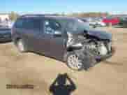 2014 Toyota Sienna LE z VIN 5TDJK3DC9ES092945, wystawiony jako IAAI lot #43472669 z przebiegiem 229 682 mil mil oraz . Historia ofert i sprzedaży dostępna na DreamBid. Obrazek 1.