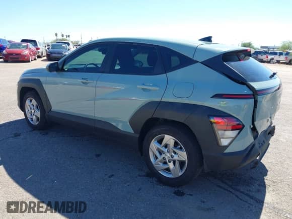 2025 Hyundai Kona SE z VIN KM8HA3AB8SU268349, wystawiony jako IAAI lot #43461222 z przebiegiem 5 517 mil mil oraz . Historia ofert i sprzedaży dostępna na DreamBid. Obrazek 3.