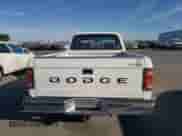 1992 Dodge Dakota z VIN 1B7FL23X0NS581033, wystawiony jako Copart lot #72280124 z przebiegiem 101 559 mil mil oraz Czysty tytuł • Clean title. Historia ofert i sprzedaży dostępna na DreamBid. Obrazek 6.