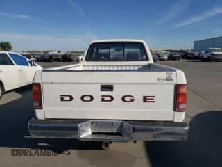 1992 Dodge Dakota z VIN 1B7FL23X0NS581033, wystawiony jako Copart lot #72280124 z przebiegiem 101 559 mil mil oraz Czysty tytuł • Clean title. Historia ofert i sprzedaży dostępna na DreamBid. Obrazek 6.