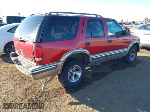1999 Chevrolet Blazer LT with VIN 1GNCS13WXX2197052, listed as a IAAI auction lot 40851811 with 140,060 mi miles and . Bid and sale history available at DreamBid. Image 4.