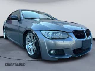 2011 BMW 3 Series 335i xDrive z VIN WBAKF9C54BE620159, wystawiony jako Copart lot #84699335 z przebiegiem 100 525 mil mil oraz Czysty tytuł • Clean title. Historia ofert i sprzedaży dostępna na DreamBid. Obrazek 1.