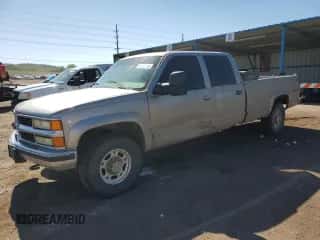 2000 Chevrolet Silverado 3500 z VIN 1GCHK33JXYF495707, wystawiony jako Copart lot #55843745 z przebiegiem 189 912 mil mil oraz Szkoda całkowita • Salvage title. Historia ofert i sprzedaży dostępna na DreamBid. Obrazek 1.