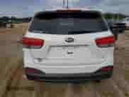 2018 Kia Sorento LX z VIN 5XYPG4A52JG393488, wystawiony jako Copart lot #84055545 z przebiegiem 222 304 mil mil oraz Czysty tytuł • Clean title. Historia ofert i sprzedaży dostępna na DreamBid. Obrazek 6.