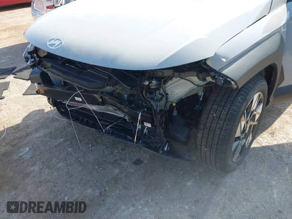 2025 Hyundai Kona SEL z VIN KM8HB3AB5SU273814, wystawiony jako IAAI lot #43008032 z przebiegiem 1 564 mil mil oraz . Historia ofert i sprzedaży dostępna na DreamBid. Obrazek 6.