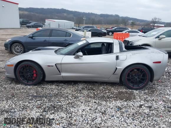 2006 Chevrolet Corvette Z06 с VIN 1G1YY26E565126935, выставлен на аукционе IAAI как лот 41501598 с пробегом 71 842 миль миль и . История ставок и продаж доступна на DreamBid. Изображение 15.