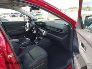 2024 Hyundai Kona Limited с VIN KM8HE3A34RU083383, выставлен на аукционе IAAI как лот 43377734 с пробегом 4 151 миль миль и . История ставок и продаж доступна на DreamBid. Изображение 5.