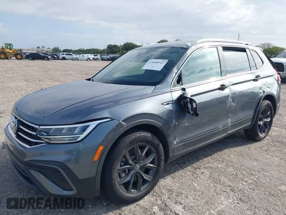 2024 Volkswagen Tiguan SE с VIN 3VV3B7AX0RM191409, выставлен на аукционе IAAI как лот 42018912 с пробегом 1 751 миль миль и . История ставок и продаж доступна на DreamBid. Изображение 17.