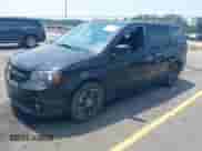 2018 Dodge Grand Caravan SE z VIN 2C4RDGBG3JR304526, wystawiony jako IAAI lot #42605129 z przebiegiem 139 660 mil mil oraz . Historia ofert i sprzedaży dostępna na DreamBid. Obrazek 2.