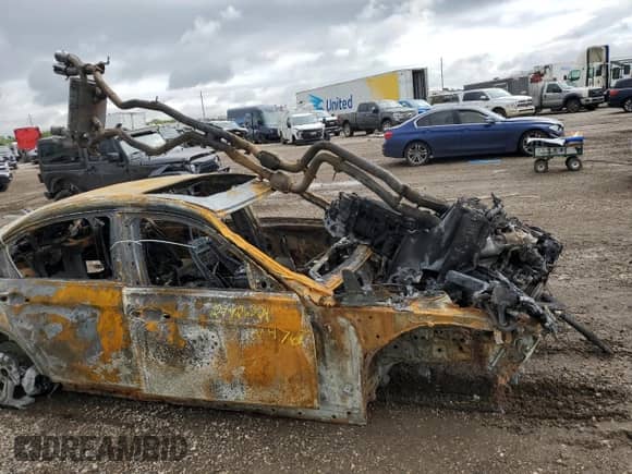 2017 BMW M3 z VIN WBS8M9C59H5G84768, wystawiony jako Copart lot #71323284 z przebiegiem Nie podano mil oraz Nie do naprawy • Non repairable. Historia ofert i sprzedaży dostępna na DreamBid. Obrazek 13.