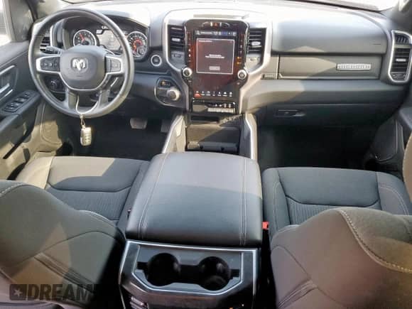 2023 Ram 1500 Big Horn z VIN 1C6RREBG1PN608585, wystawiony jako Copart lot #70841735 z przebiegiem 16 638 mil mil oraz Czysty tytuł • Clean title. Historia ofert i sprzedaży dostępna na DreamBid. Obrazek 8.