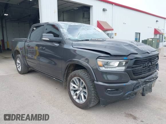 2022 Ram 1500 Laramie z VIN 1C6SRFJM3NN104261, wystawiony jako IAAI lot #42700393 z przebiegiem 99 055 mil mil oraz . Historia ofert i sprzedaży dostępna na DreamBid. Obrazek 1.