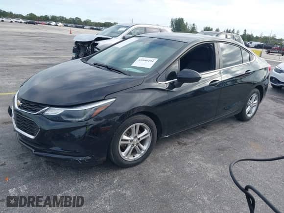 2018 Chevrolet Cruze LT z VIN 1G1BE5SM4J7124314, wystawiony jako IAAI lot #43448494 z przebiegiem 110 914 mil mil oraz . Historia ofert i sprzedaży dostępna na DreamBid. Obrazek 2.