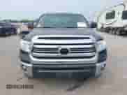 2017 Toyota Tundra SR5 z VIN 5TFEW5F10HX221912, wystawiony jako IAAI lot #42268725 z przebiegiem 92 588 mil mil oraz . Historia ofert i sprzedaży dostępna na DreamBid. Obrazek 13.