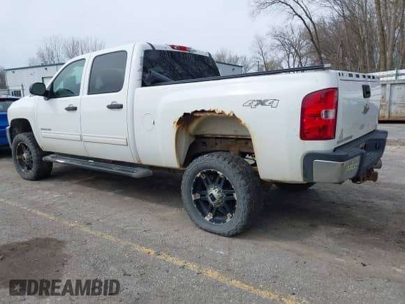 2011 Chevrolet Silverado 2500HD LT with VIN 1GC1KXC89BF253469, listed as a IAAI auction lot 41943244 with Not provided miles and . Bid and sale history available at DreamBid. Image 3.