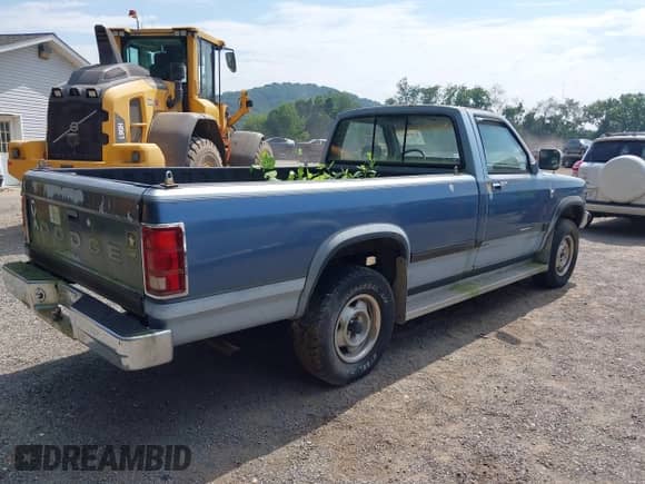 1989 Dodge Dakota with VIN 1B7GG26X2KS205403, listed as a IAAI auction lot 42878162 with 86,009 mi miles and . Bid and sale history available at DreamBid. Image 4.