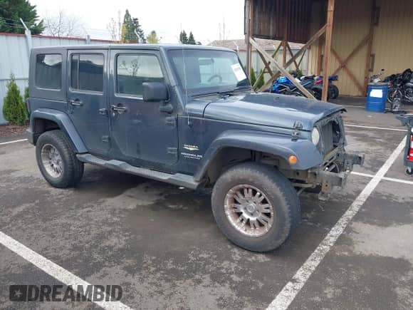 2007 Jeep Wrangler Unlimited Sahara z VIN 1J4GA59107L120503, wystawiony jako IAAI lot #42019384 z przebiegiem 230 965 mil mil oraz . Historia ofert i sprzedaży dostępna na DreamBid. Obrazek 1.