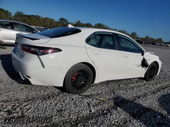 2023 Toyota Camry SE z VIN 4T1T11AK2PU153283, wystawiony jako Copart lot #82600845 z przebiegiem 42 960 mil mil oraz Szkoda całkowita • Salvage title. Historia ofert i sprzedaży dostępna na DreamBid. Obrazek 3.