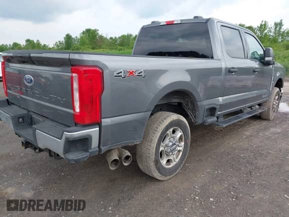 2025 Ford F-250 XL z VIN 1FT7W2BT6SEC33936, wystawiony jako IAAI lot #42483323 z przebiegiem 14 277 mil mil oraz . Historia ofert i sprzedaży dostępna na DreamBid. Obrazek 4.