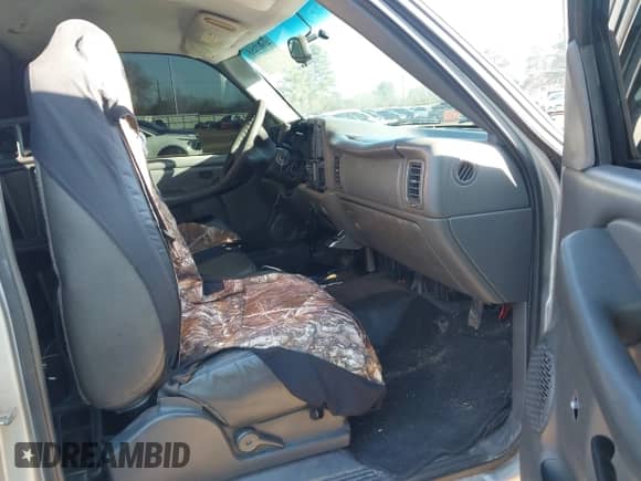 2005 GMC Sierra 1500 Work Truck z VIN 1GTEC14X75Z255631, wystawiony jako IAAI lot #41662255 z przebiegiem 327 188 mil mil oraz . Historia ofert i sprzedaży dostępna na DreamBid. Obrazek 5.