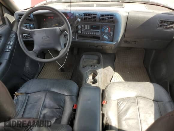 1995 Chevrolet Blazer z VIN 1GNDT13W9S2176851, wystawiony jako Copart lot #67666525 z przebiegiem 125 070 mil mil oraz Szkoda całkowita • Salvage title. Historia ofert i sprzedaży dostępna na DreamBid. Obrazek 8.