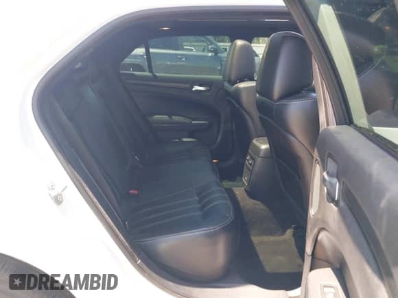 2015 Chrysler 300 S с VIN 2C3CCABG8FH872326, выставлен на аукционе IAAI как лот 42449562 с пробегом 105 752 миль миль и . История ставок и продаж доступна на DreamBid. Изображение 8.