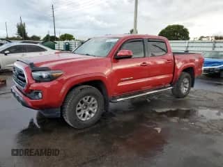 2018 Toyota Tacoma SR5 z VIN 5TFAZ5CN0JX056284, wystawiony jako Copart lot #84411415 z przebiegiem 123 577 mil mil oraz Czysty tytuł • Clean title. Historia ofert i sprzedaży dostępna na DreamBid. Obrazek 1.