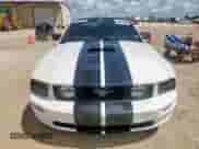 2005 Ford Mustang GT Deluxe z VIN 1ZVHT85H255211280, wystawiony jako Copart lot #69271235 z przebiegiem 109 841 mil mil oraz Czysty tytuł • Clean title. Historia ofert i sprzedaży dostępna na DreamBid. Obrazek 5.