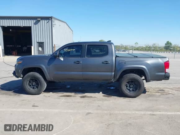 2017 Toyota Tacoma SR5 z VIN 3TMCZ5AN9HM105459, wystawiony jako IAAI lot #43321840 z przebiegiem 220 881 mil mil oraz . Historia ofert i sprzedaży dostępna na DreamBid. Obrazek 12.