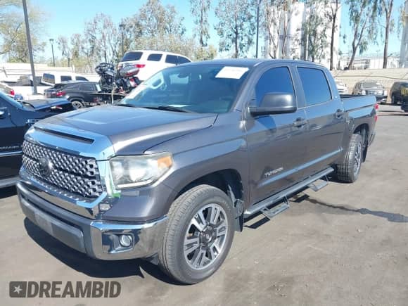 2018 Toyota Tundra SR5 z VIN 5TFEM5F13JX126580, wystawiony jako IAAI lot #43546186 z przebiegiem 34 117 mil mil oraz . Historia ofert i sprzedaży dostępna na DreamBid. Obrazek 2.