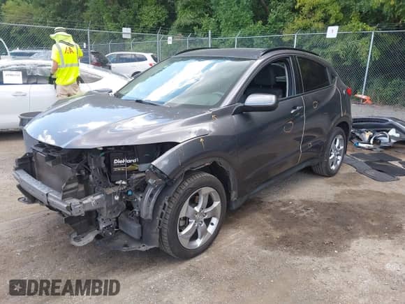 2020 Honda HR-V LX z VIN 3CZRU5H33LM707810, wystawiony jako IAAI lot #43073516 z przebiegiem 138 330 mil mil oraz . Historia ofert i sprzedaży dostępna na DreamBid. Obrazek 2.
