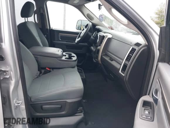 2019 Ram 1500 SLT z VIN 1C6RR7TT5KS513271, wystawiony jako IAAI lot #43302995 z przebiegiem 105 635 mil mil oraz . Historia ofert i sprzedaży dostępna na DreamBid. Obrazek 5.