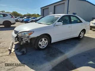 2003 Toyota Camry LE z VIN 4T1BF32K23U053315, wystawiony jako Copart lot #84719875 z przebiegiem 83 287 mil mil oraz Szkoda całkowita • Salvage title. Historia ofert i sprzedaży dostępna na DreamBid. Obrazek 1.