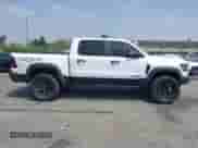 2022 Ram 1500 TRX z VIN 1C6SRFU97NN168472, wystawiony jako IAAI lot #42160696 z przebiegiem 13 695 mil mil oraz . Historia ofert i sprzedaży dostępna na DreamBid. Obrazek 12.