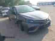 2023 Toyota Camry SE z VIN 4T1G11AK7PU810967, wystawiony jako IAAI lot #42981358 z przebiegiem 53 869 mil mil oraz . Historia ofert i sprzedaży dostępna na DreamBid. Obrazek 1.