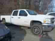 2008 Chevrolet Silverado 2500HD 1LT z VIN 1GCHC23KX8F132632, wystawiony jako IAAI lot #41196925 z przebiegiem 199 601 mil mil oraz . Historia ofert i sprzedaży dostępna na DreamBid. Obrazek 13.