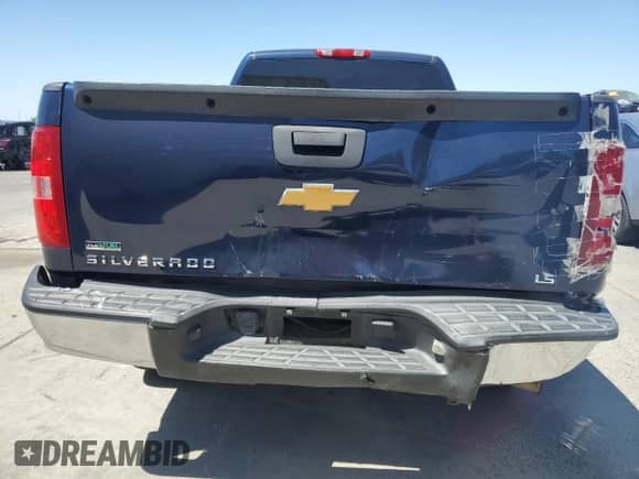 2011 Chevrolet Silverado 1500 LS z VIN 1GCRCREA0BZ303895, wystawiony jako Copart lot #57750935 z przebiegiem 212 073 mil mil oraz Szkoda całkowita • Salvage title. Historia ofert i sprzedaży dostępna na DreamBid. Obrazek 6.
