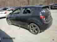 2013 Chevrolet Sonic RS z VIN 1G1JH6SB6D4151303, wystawiony jako Copart lot #48140445 z przebiegiem Nie podano mil oraz Szkoda całkowita • Salvage title. Historia ofert i sprzedaży dostępna na DreamBid. Obrazek 2.