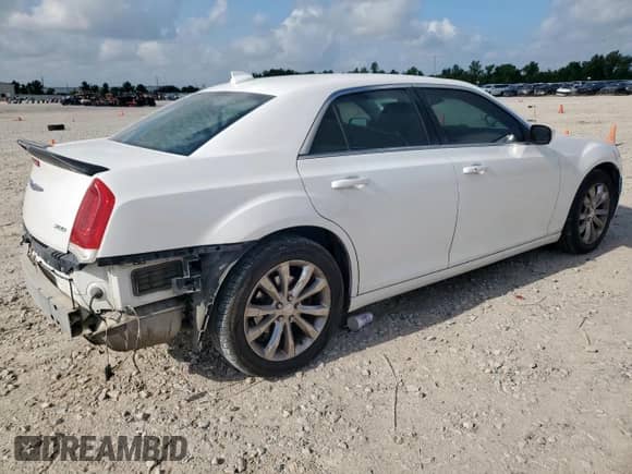 2018 Chrysler 300 Touring с VIN 2C3CCARGXJH324701, выставлен на аукционе Copart как лот 68963015 с пробегом 138 711 миль миль и Чистый • Clean title. История ставок и продаж доступна на DreamBid. Изображение 3.