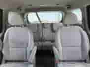 2017 Kia Sedona L z VIN KNDMA5C13H6284071, wystawiony jako Copart lot #66113925 z przebiegiem 80 057 mil mil oraz Szkoda całkowita • Salvage title. Historia ofert i sprzedaży dostępna na DreamBid. Obrazek 10.