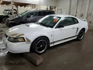 2001 Ford Mustang Standard z VIN 1FAFP404X1F242668, wystawiony jako Copart lot #61184865 z przebiegiem 193 914 mil mil oraz Szkoda całkowita • Salvage title. Historia ofert i sprzedaży dostępna na DreamBid. Obrazek 1.