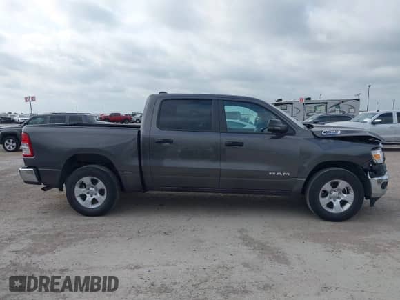 2023 Ram 1500 Big Horn z VIN 1C6RREFG1PN600402, wystawiony jako IAAI lot #42330853 z przebiegiem 52 379 mil mil oraz . Historia ofert i sprzedaży dostępna na DreamBid. Obrazek 13.