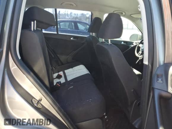 2011 Volkswagen Tiguan SE z VIN WVGAV7AX5BW535864, wystawiony jako Copart lot #49788565 z przebiegiem 175 298 mil mil oraz Czysty tytuł • Clean title. Historia ofert i sprzedaży dostępna na DreamBid. Obrazek 11.