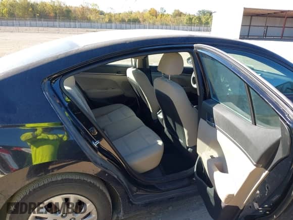 2018 Hyundai Elantra SE z VIN 5NPD74LF9JH267338, wystawiony jako IAAI lot #43454018 z przebiegiem 109 356 mil mil oraz . Historia ofert i sprzedaży dostępna na DreamBid. Obrazek 8.