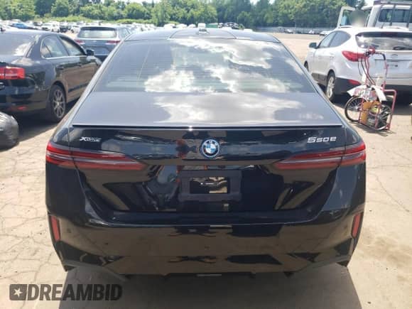 2025 BMW 5 Series z VIN WBA13FK02SCT55164, wystawiony jako Copart lot #61831855 z przebiegiem Nie podano mil oraz Szkoda całkowita • Salvage title. Historia ofert i sprzedaży dostępna na DreamBid. Obrazek 6.
