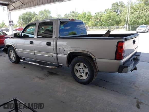 2005 Chevrolet Silverado 1500 LS z VIN 2GCEC13T551113785, wystawiony jako IAAI lot #42156343 z przebiegiem 125 581 mil mil oraz . Historia ofert i sprzedaży dostępna na DreamBid. Obrazek 3.