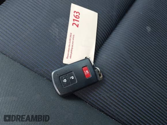 2015 Toyota Prius One z VIN JTDKDTB33F1087207, wystawiony jako IAAI lot #42776015 z przebiegiem 153 820 mil mil oraz . Historia ofert i sprzedaży dostępna na DreamBid. Obrazek 11.