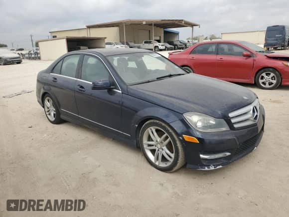 2012 Mercedes-Benz C 300 Sport z VIN WDDGF8BB7CA621914, wystawiony jako Copart lot #82591765 z przebiegiem 121 615 mil mil oraz Czysty tytuł • Clean title. Historia ofert i sprzedaży dostępna na DreamBid. Obrazek 4.