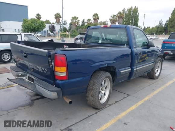 2000 Chevrolet Silverado 1500 LS with VIN 1GCEC14W3YZ104233, listed as a IAAI auction lot 42824914 with Not provided miles and . Bid and sale history available at DreamBid. Image 4.