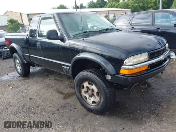 1998 Chevrolet S-10 LS z VIN 1GCCT19WXW8220063, wystawiony jako IAAI lot #42722060 z przebiegiem 186 096 mil mil oraz . Historia ofert i sprzedaży dostępna na DreamBid. Obrazek 1.